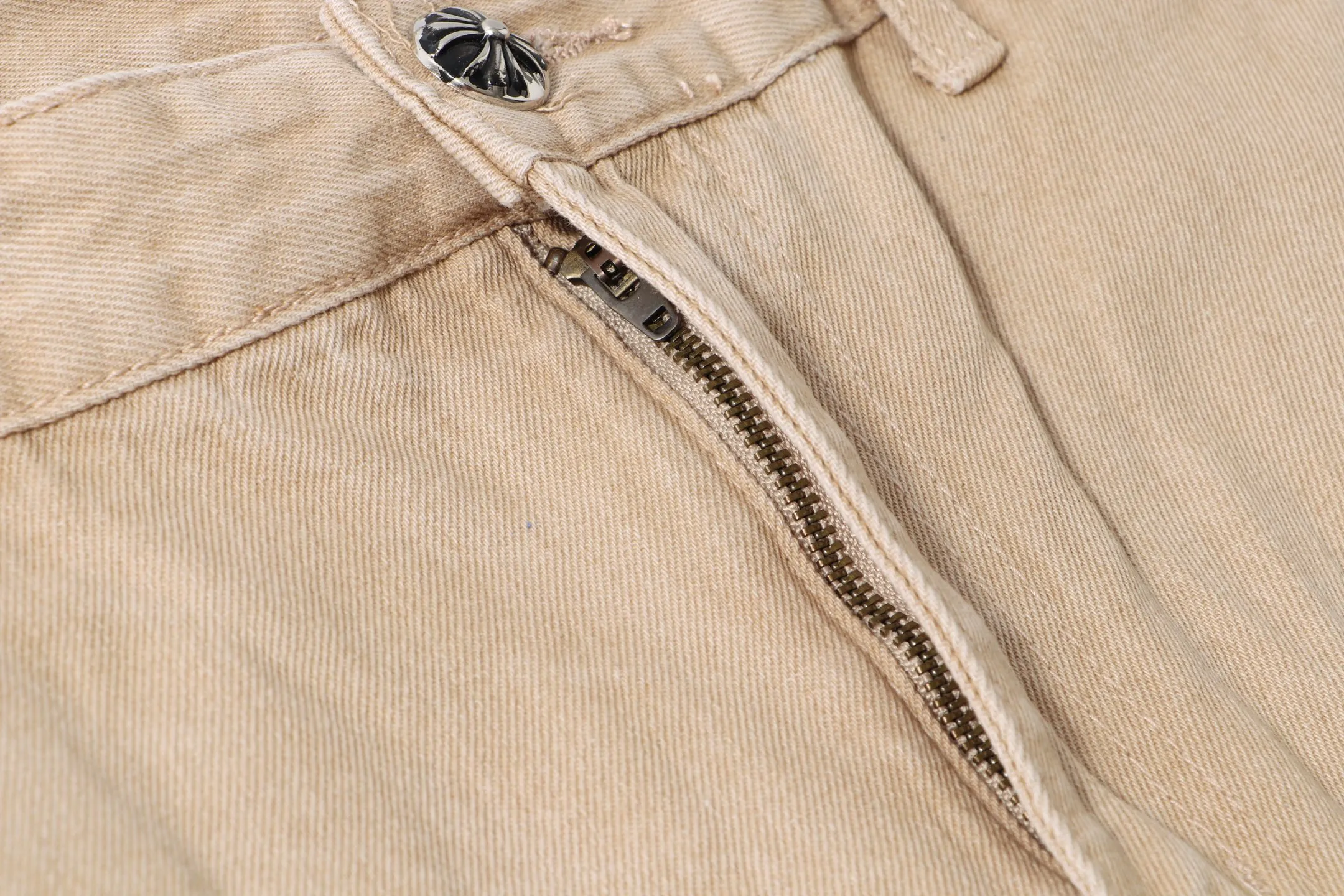 P280 Style No.: H903 Croxin & 𝐂𝐡𝐫𝐨𝐦𝐞 𝐇𝐞𝐚𝐫𝐭 ss25 white and blue patchwork leather workwear imitation wood jeans. Styles with different washed textures are very friendly to people with thin legs. The slightly flared version perfectly modifies the leg shape. The timeless and moderate length makes it easy to match and match. It is the basis for various styles and is a must-have in your wardrobe! The fabric is stiff but also makes the upper body soft without losing texture. The washing process is even more perfect. It is a must-have item for everyone! ! ! Washed wheat, hang tag, pants label, three labels complete Color: khaki Size: 30-32-34-36